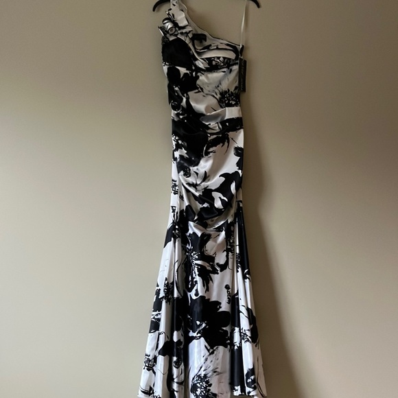 Betsy Adam one shoulder gown - Picture 2 of 6